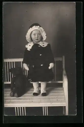 Foto-AK Mädchen mit Teddy