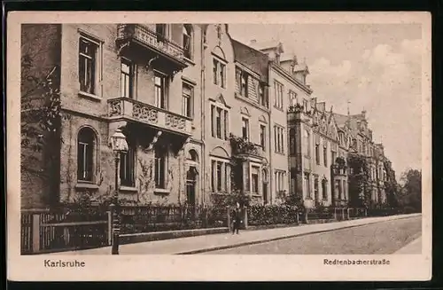 AK Karlsruhe, Redtenbacherstrasse mit Häuserzeile