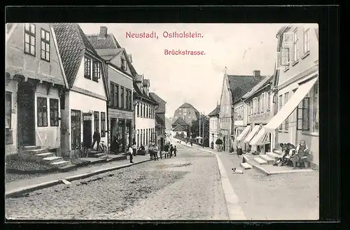 AK Neustadt i. Holstein, Blick in die Brückstrasse mit Geschäften