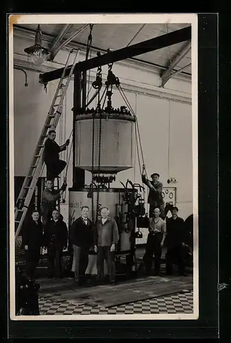 AK Fabrikarbeiter an einer Maschine