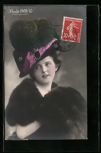 AK Junge frau mit Federhut und Pelz, Mode 1909-10