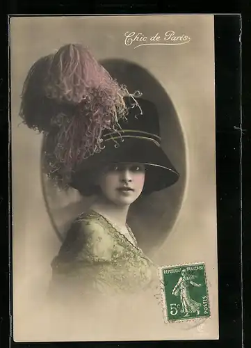 AK Paris, Junge Dame mit Federhut, Mode