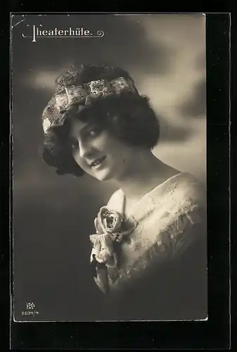 AK Junge Frau mit einem Theaterhut, Mode