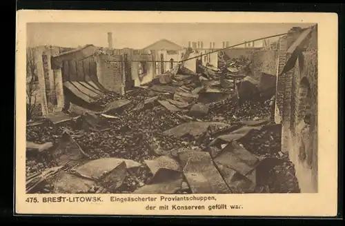 AK Brest-Litowsk, Eingeäscherter Proviantschuppen, der mit Konservendosen gefüllt war