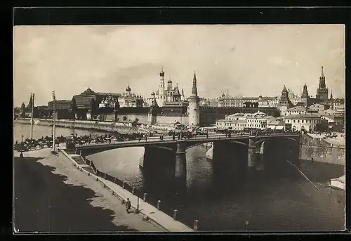 AK Moskau, Panorama mit Kreml, Brücke und Uferstrasse