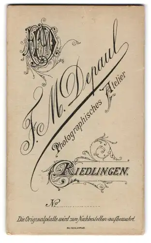 Fotografie F. M. Depaul, Riedlingen, Monogramm des Fotografen über Anschrift des Ateliers