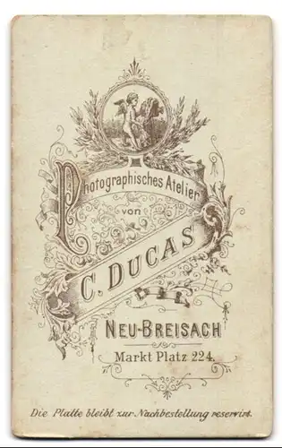 Fotografie C. Ducas, Neu-Breisach, Markt-Platz 224, Engel mit Plattenkamera über Anschrift des Ateliers