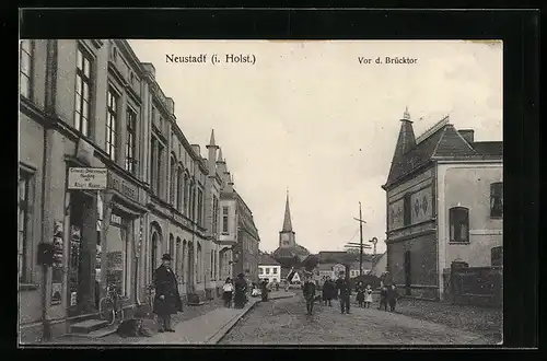 AK Neustadt, Strasse vor dem Brücktor