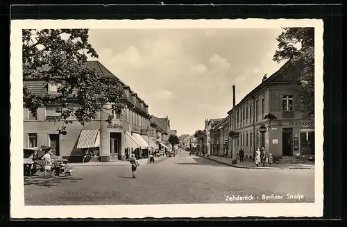 AK Zehdenick, Berlinerstrasse mit Geschäft und Apotheke
