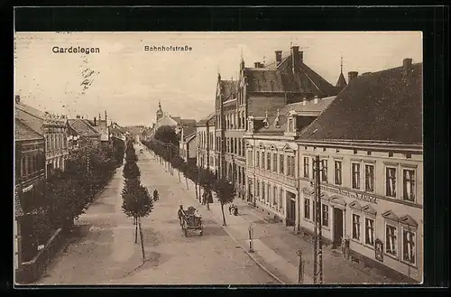 AK Gardelegen, Bahnhofstrasse mit Gasthof zum braunen Hirsch