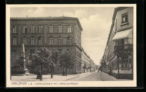 AK Karlsruhe i. B., Leopoldschule an der Leopoldstrasse mit Denkmal