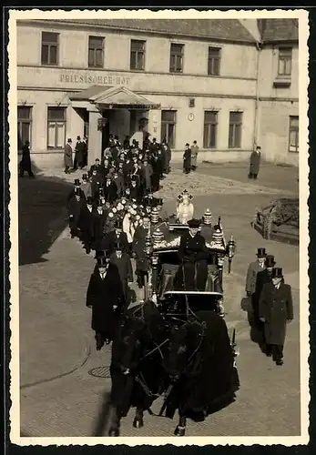 AK Nordenham, Trauerzug am Hotel Friesischer-Hof