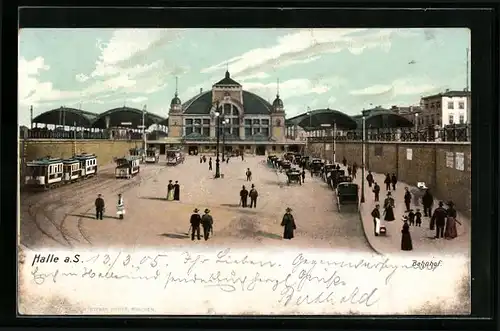 AK Halle / Saale, Blick auf den Bahnhofsvorplatz mit Autos und Strassenbahnen