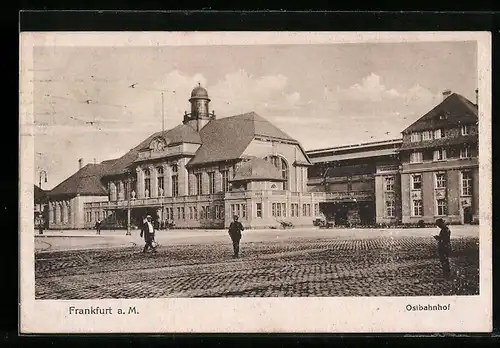 AK Frankfurt-Ostend, Passanten vor dem Ostbahnhof