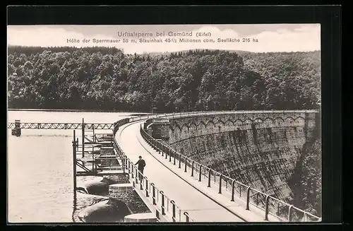 AK Gemünd, Urfttalsperre mit Passant auf der Sperrmauer