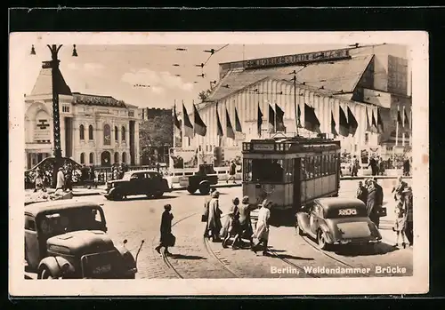 AK Berlin, Strassenbahn an der Weidendammer Brücke, Friedrichstadt Palast