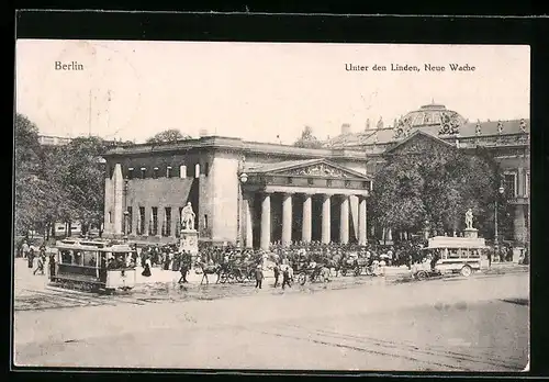AK Berlin, Unter den Linden mit Strassenbahn und Autobus vor der Neuen Wache