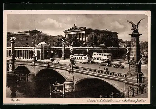 AK Berlin, Friedrichsbrücke mit Strassenbahn und Doppeldecker vor der Nationalgalerie