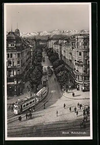 AK Zürich, Bahnhofstrasse mit Strassenbahn und Bergpanorama aus der Vogelschau