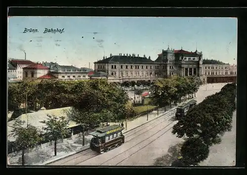 AK Brünn, Strassenbahnen vor dem Bahnhof