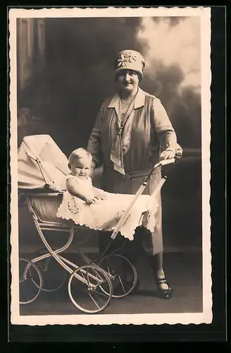 Foto-AK Frau mit einem Baby im Kinderwagen