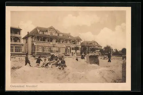 AK Niendorf /Ostsee, Spielende Kinder am Strand