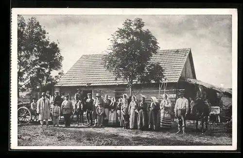 AK Dorf bei Brest-Litowsk, russische Dorfbewohner stehen vor einem Haus