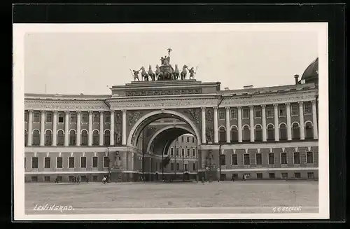 AK Leningrad, Grosses Gebäude mit Wagen-Skulptur und Torbogen zum Hof