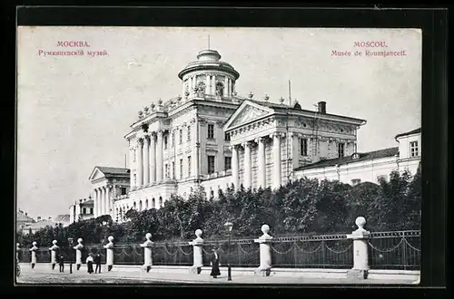 AK Moskau, Roumjanceff-Museum mit Passanten