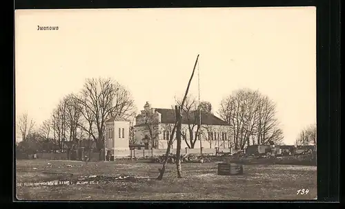 AK Iwanowo, Grosses Gebäude und Turm hinter einem Brunnen