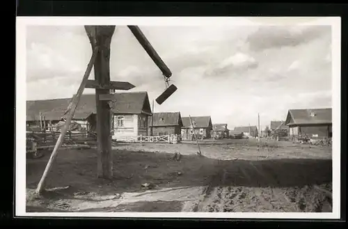 Foto-AK Schumilow Bor, Ortspartie mit Wegweiser