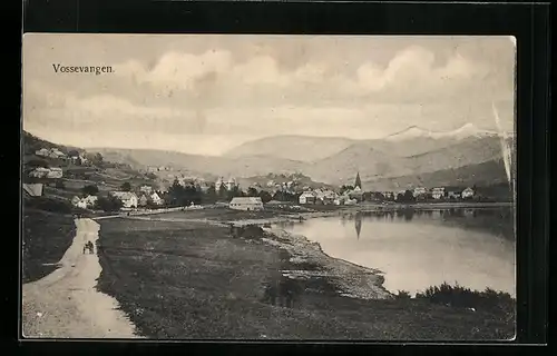 AK Vossevangen, Gesamtansicht mit Landstrasse