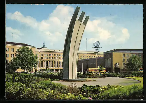 AK Berlin, Flughafen Tempelhof mit Luftbrückendenkmal
