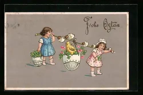AK Osterküken sitzt in einer Eierschale mit Kleeblättern und wird von Mädchen getragen