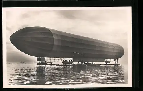 AK Zeppelin LZ 2 steht auf dem Wasser
