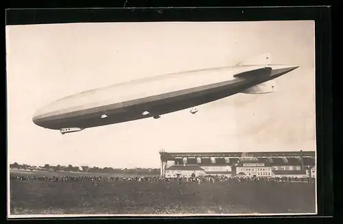 AK Friedrichshafen a. B., Luftschiffwerft mit Zeppelin