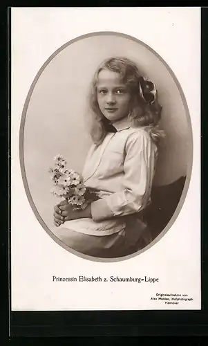 AK Prinzessin Elisabeth zu Schaumburg-Lippe im Portrait mit Blumensträusschen