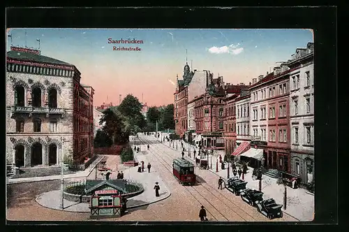 AK Saarbrücken, Strassenbahn in der Reichsstrasse mit Geschäften