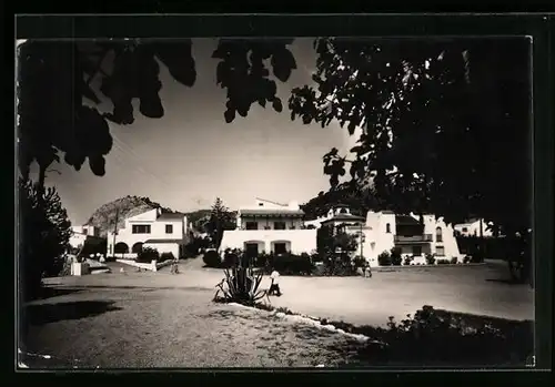 AK Garraf, Entrada al pueblo