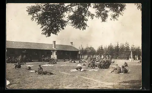 Foto-AK Lager Lechfeld, Soldaten auf einer Wiese vor Barackengebäude