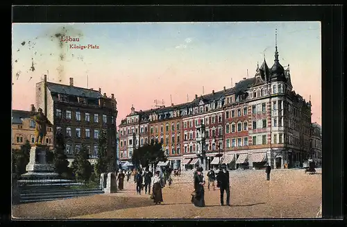 AK Löbau, Königs-Platz mit Fussgängern