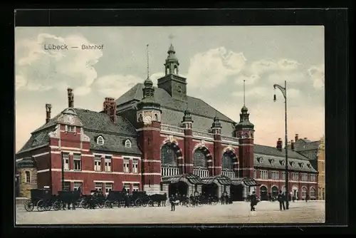 AK Lübeck, Wartende Pferdekutschen vor dem Bahnhof