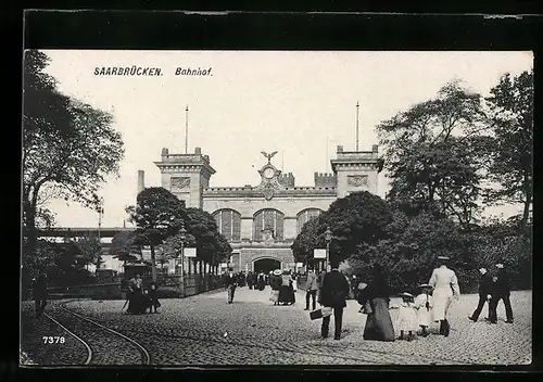 AK Saarbrücken, Reisende streben zum Bahnhof