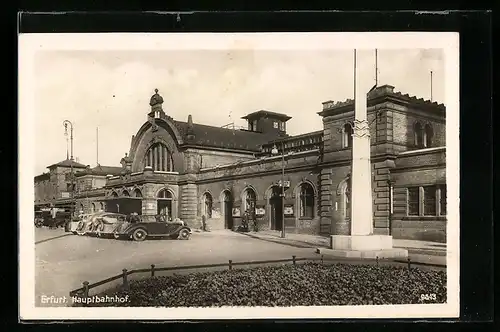 AK Erfurt, Parkende Wagen vor dem Hauptbahnhof