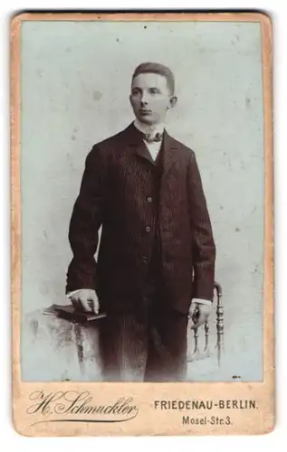 Fotografie H. Schmuckler, Berlin-Friedenau, Moselstr. 3, Junger Herr im Anzug mit Krawatte
