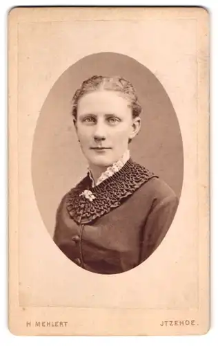 Fotografie H. Mehlert, Itzehoe, Breitestr. 14, Junge Dame mit zurückgebundenem Haar