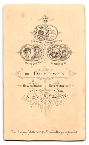 Fotografie W. Dreesen, Flensburg, Norderstr. 148, Junger Herr im Anzug mit Fliege