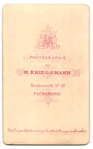 Fotografie M. Kriegsmann, Flensburg, Elegant gekleideter Herr mit Vollbart