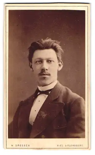Fotografie W. Dreesen, Flensburg, Norderstr. 148, Elegant gekleideter Herr mit Oberlippenbart