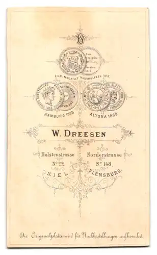 Fotografie W. Dreesen, Flensburg, Norderstr. 148, Elegant gekleideter Herr mit Oberlippenbart